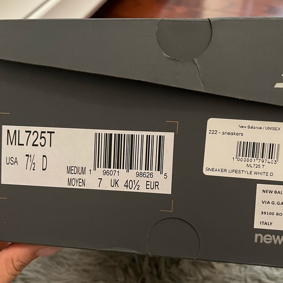 *NEVER WORN* NEW BALANCE 725 UNISEX BEIGE AND WHITE LACE UP SNEAKERS - Picture 5 of 6